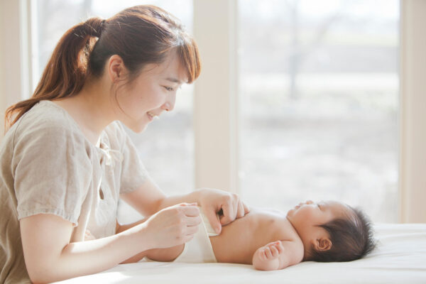 赤ちゃんの紙おむつの選び方とは？月齢別のサイズや各タイプの特徴について